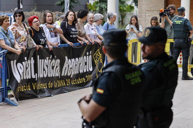 Spanien, Demonstration gegen das politische Management der DANA-Flutkatastrophe vor Gericht in Valencia