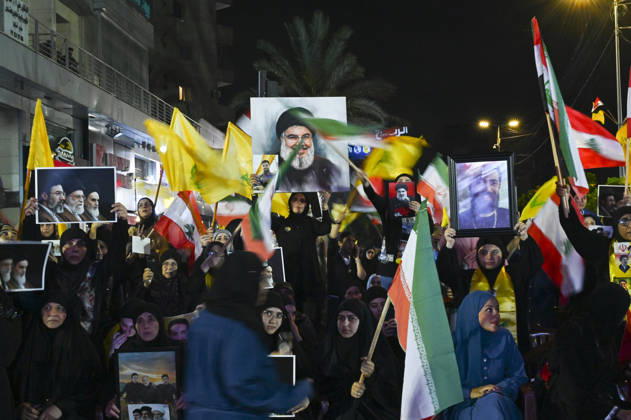 Libanon, Hisbollah-Anhaenger protestieren gegen USA und Israel in Beirut