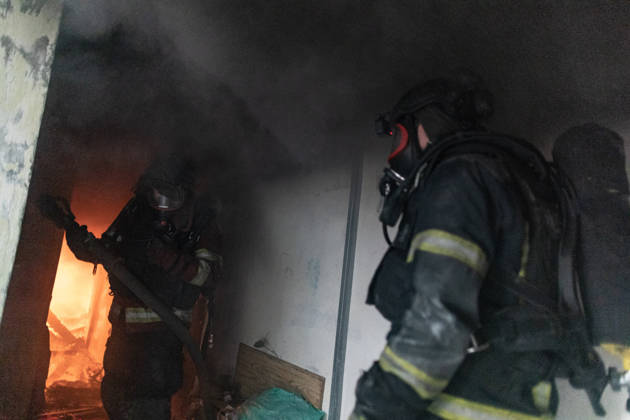 Ukraine-Krieg, Feuerwehr im Einsatz nach russischem Drohnenangriff in Druzhkivka