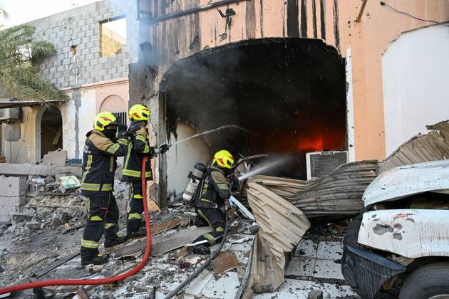 Nahostkonflikt, Bahrain, Brand durch Trümmer abgefangener Drohnen in Hamad Town gelöscht