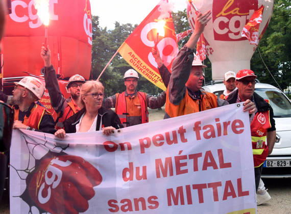 Frankreich, Kundgebung von ArcelorMittal-Mitarbeitern vor der Nationalversammlung in Paris