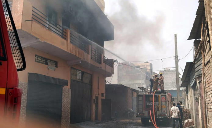 Indien, Brand in Chemiebetrieb in Hindon