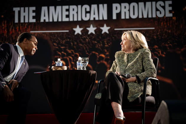 USA, Hillary Clinton während Diskussionsrunde in Chicago