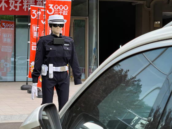 China, humanoider Verkehrspolizei-Roboter in Zhengzhou
