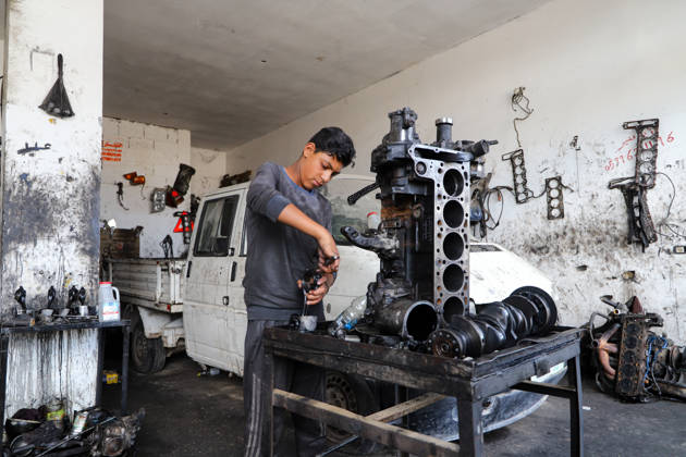 Gaza, Sami Ibrahim repairs cars in Gaza City