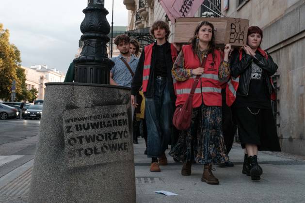 Poland, students in Warsaw protest with symbolic funeral