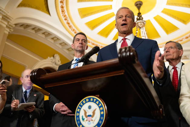 USA, Senator John Thune gibt Pressestatement in Washington