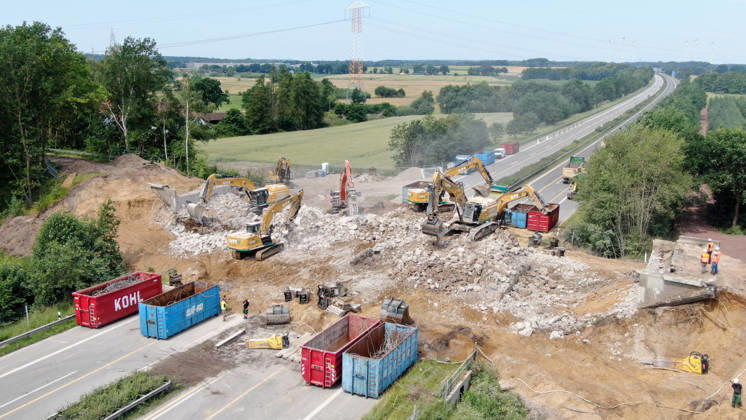 Niedersachsen, Abriss der Brücke über die A27 bei Langwedel