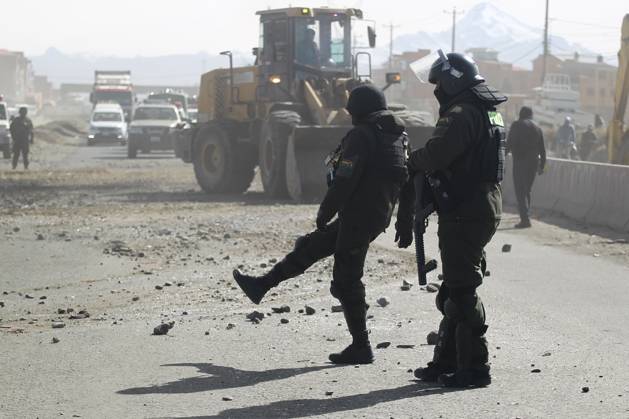 Bolivien, Polizei räumt Straßenblockaden nach Ausrufung des Ausnahmezustands in La Paz