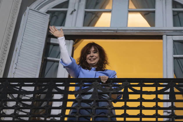 Argentina: Cristina Kirchner greets her supporters whilst under house arrest in Buenos Aires