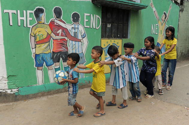 Bangladesh, Junge Fans der brasilianischen Mannschaft in Chattogram