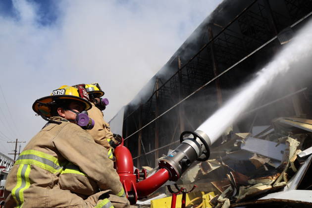 USA, Großbrand in Kühlhaus in Los Angeles