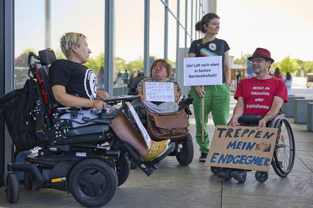Berlin: ‘Expect delays’ protest