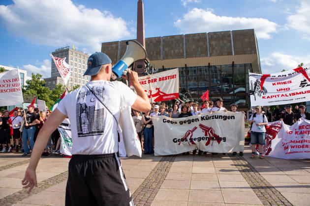Sachsen, Schülerstreik und Anti-Kriegs-Demo am Augustusplatz vor dem Gewandhaus in Leipzig