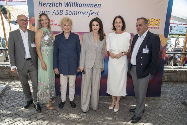 Celebrity: Iris Berben receives the Annemarie Renger Prize in Berlin