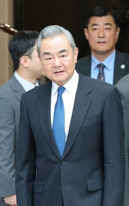 Seoul: Wang Yi visits South Korea