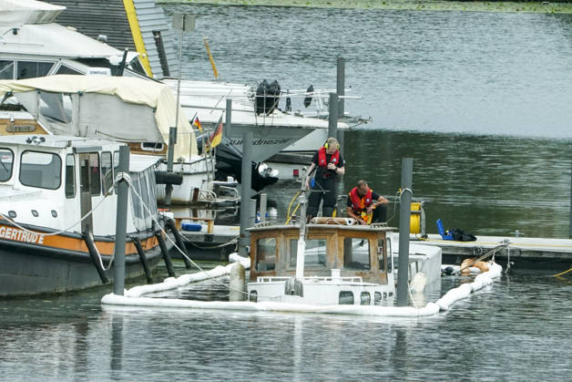 Hamburg: Recreational boat sinks in the Bille in Rothenburgsort