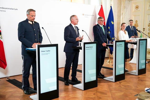 Österreich, Pressekonferenz in Wien zum Thema Maßnahmen gegen Extremismus und Kriminalität bei Jugendlichen