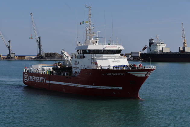 Italien, Schiff mit Geflüchteten erreicht Hafen von Bari