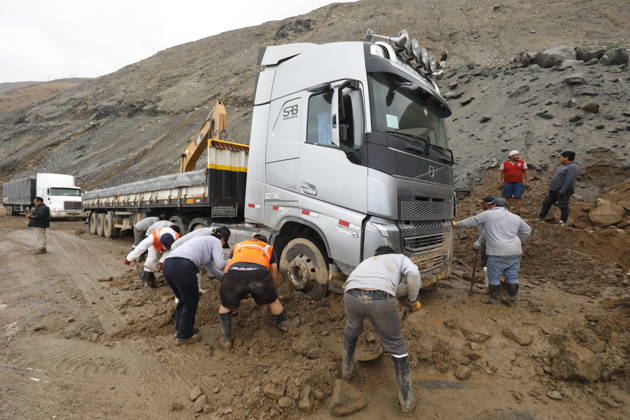 Peru, Arequipa: Mudslides and landslides are blocking the Pan-American Highway near Ocona