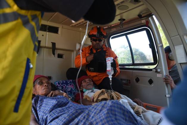 Indonesien, Evakuierungen nach schwerem Erdbeben dauern an