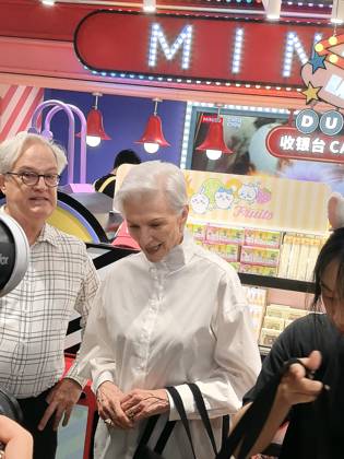 Celebrity, Maye Musk unterwegs in Shanghai