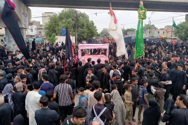 Pakistan, Schiitische Gläubige nehmen an Chup-Tazia Prozession in Hyderabad teil