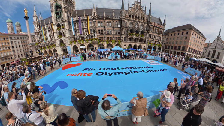 Bayern, Olympia Bewerbung von München, Riesenbanner auf Marienplatz