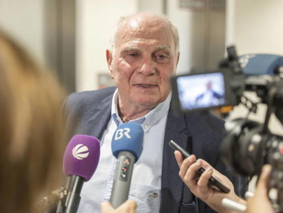 Bayern, Uli Hoeneß wegen Nachbarschaftsstreit um gepflanzte Bäume vor Gericht in München