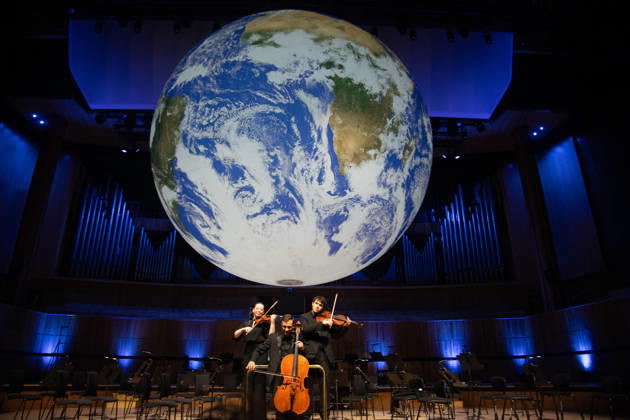 Großbritannien, Luke Jerram s Earth Installation Gaia in der Royal Festival Hall in London
