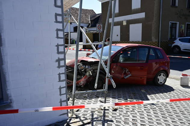 Sachsen, Verfolgungsjagd endet mit Crash an Hauswand in Görlitz