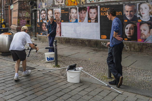 Celebrity, Ulrich Matthes plakatiert Motive des Deutschen Theaters am Hackeschen Markt