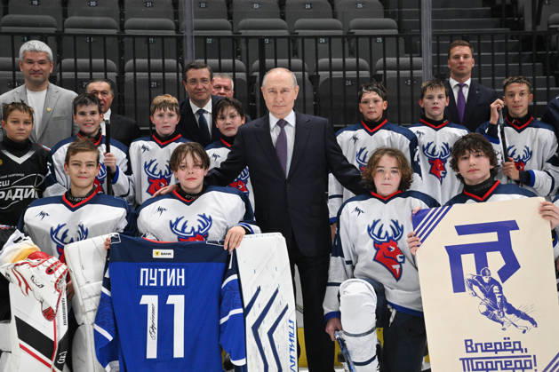 Russland, Wladimir Putin besucht die Volga Arena