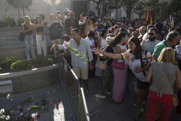 Spanien, Anwohner protestieren mit Nelken und spanischen Flaggen vor der Regierungsdelegation in Ceuta