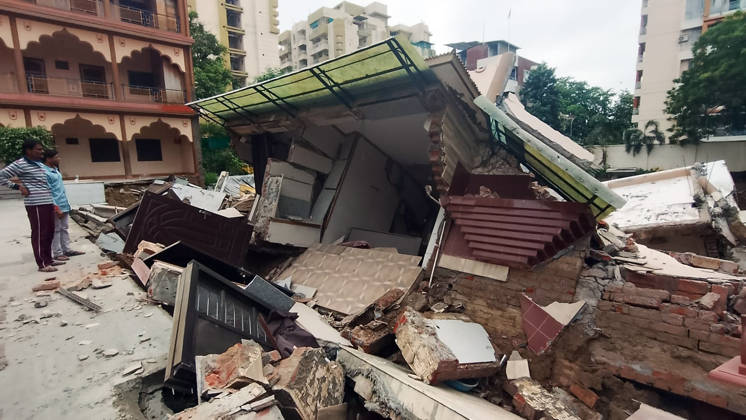India: Temple in Prayagraj collapses