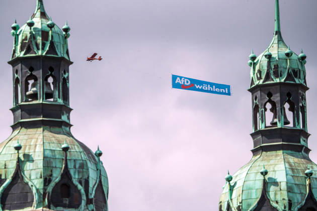 Sachsen-Anhalt, Flugzeug mit AfD-Wahlwerbung über Halle an der Saale