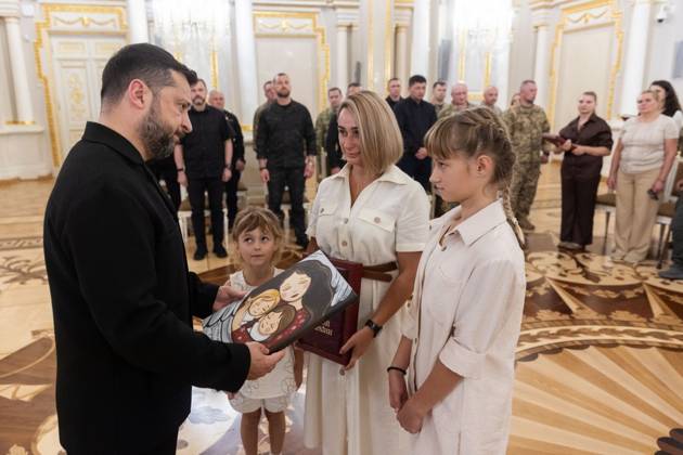 War in Ukraine: Volodymyr Zelenskyy pays tribute to fallen soldiers in Kyiv