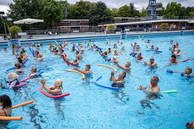 North Rhine-Westphalia, attempt to set an aqua fitness record at the Grugabad in Essen