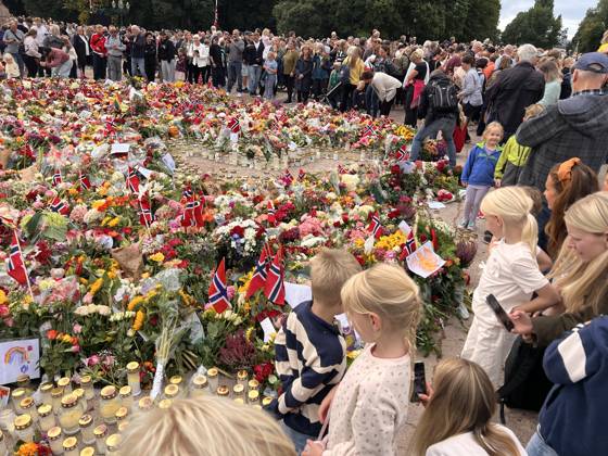 Royals: Mourning for King Harald V outside the Royal Palace in Oslo