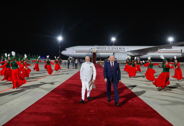 Kyrgyzstan: Narendra Modi welcomed at Bishkek Airport