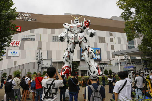 Japan, riesige RX-0 Unicorn Gundam Figur in Toio