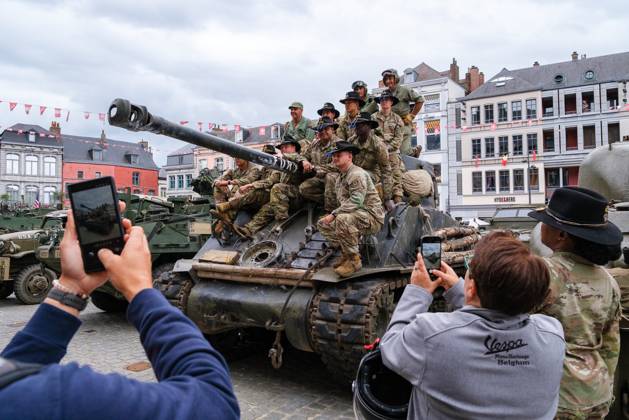 Belgien, Militärfahrzeuge aus Zweitem Weltkrieg bei Tanks in Town in Mons