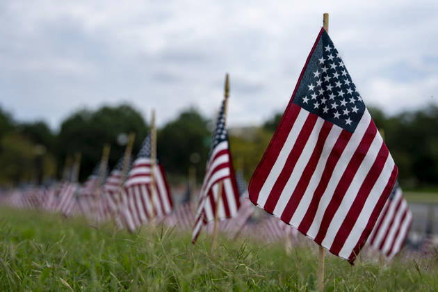 USA, Amerikanische Flaggen vor Arbeitsministerium in Washington