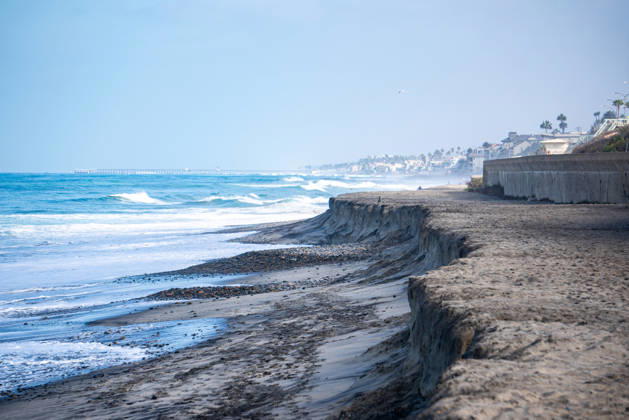 USA: High waves caused by El Niño at Tamarack State Beach in Carlsbad