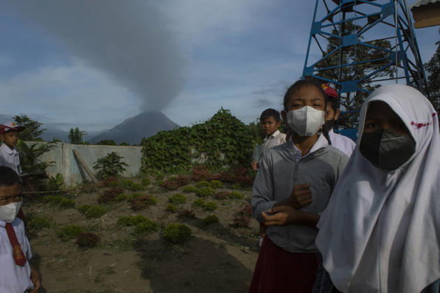 Indonesien, Vulkan Sinabung aktiv