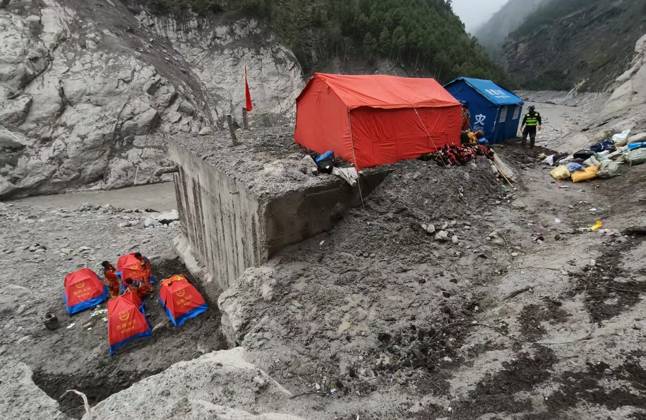 China, Bergungs- und Rettungsarbeiten nach Erdrutsch in Gyirong