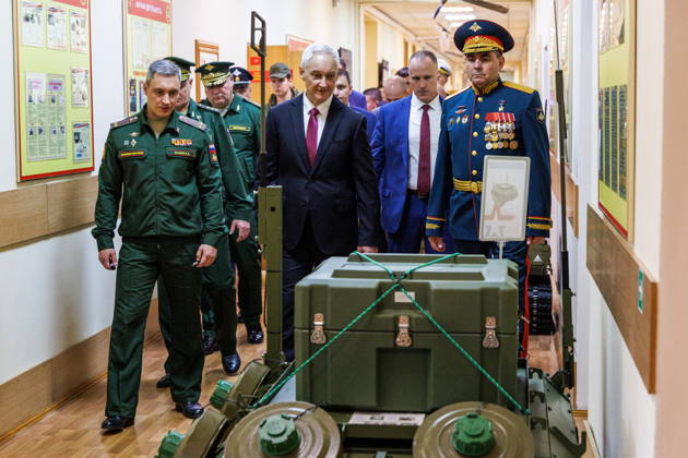 Russia: Andrei Beloussow visits an officer training college in London