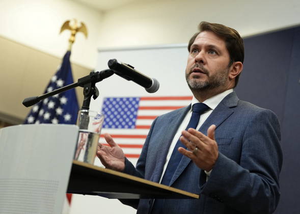 Kanada, US Senator Ruben Gallego gibt Pressekonferenz in Botschaft der USA in Ottawa