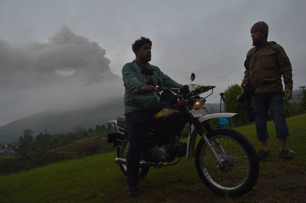 Indonesia: Sinabung volcano on Sumatra spews ash