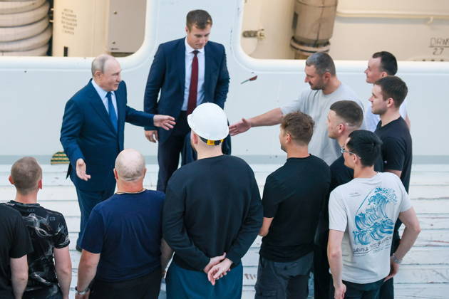 Russland, Wladimir Putin an Bord des Trawlers Kapitan Yunak in Wladiwostok